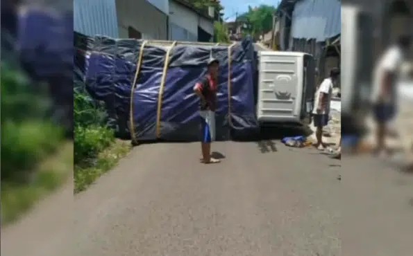 Beban Terlalu Berat, Truk Kontainer Terjungkal di Desa Taraju Kabupaten Kuningan