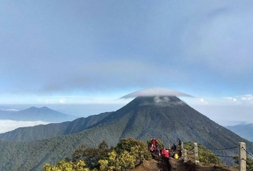 Diduga Karena Kedinginan, Pendaki Asal Depok Tewas di Gunung Gede Pangrango