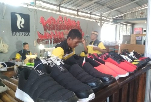 Luar Biasa! Napi Rutan Kelas I Tangerang, Dilatih Membuat Sepatu Industri Rumahan