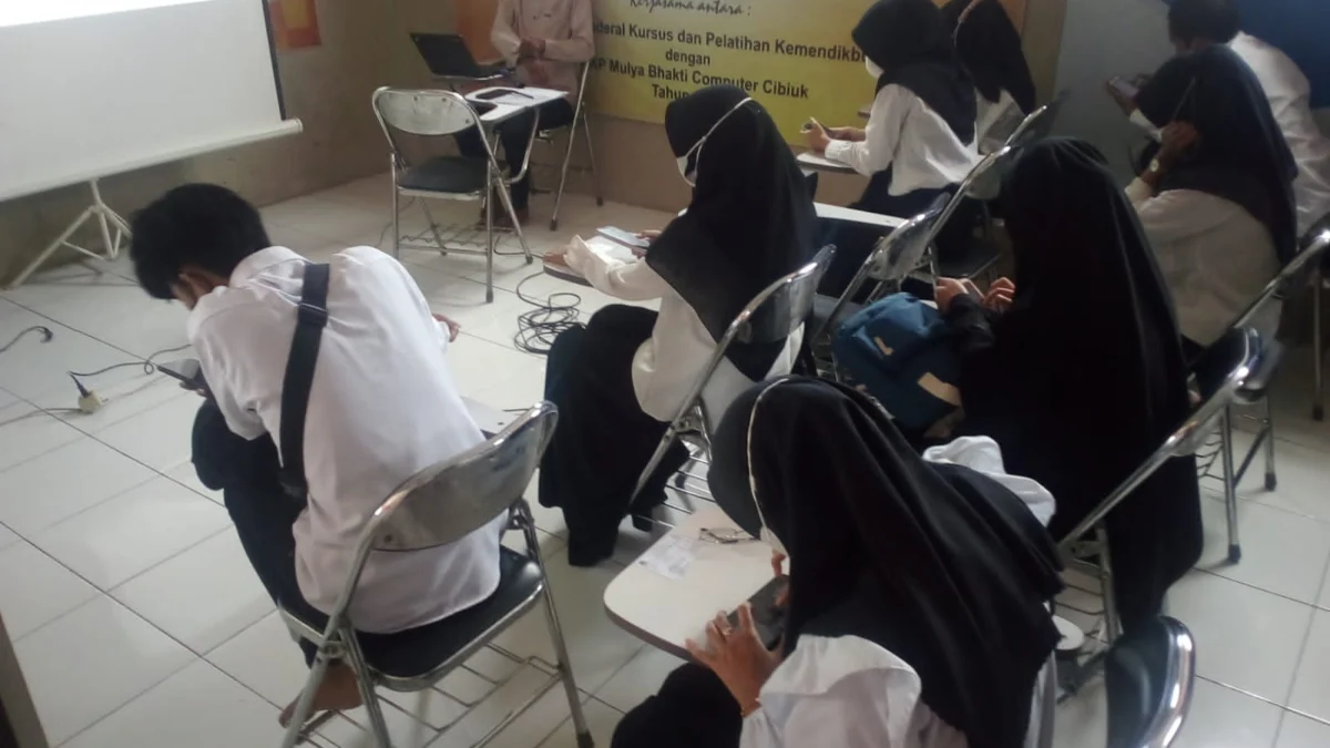 Bupati dan Pejabat Disdik Garut Pantau Ujian Online Paket C PKBM