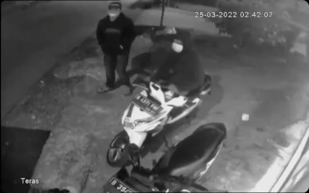 Terekam CCTV, Aksi Komplotan Maling Mencuri Mobil dan Motor Sekaligus