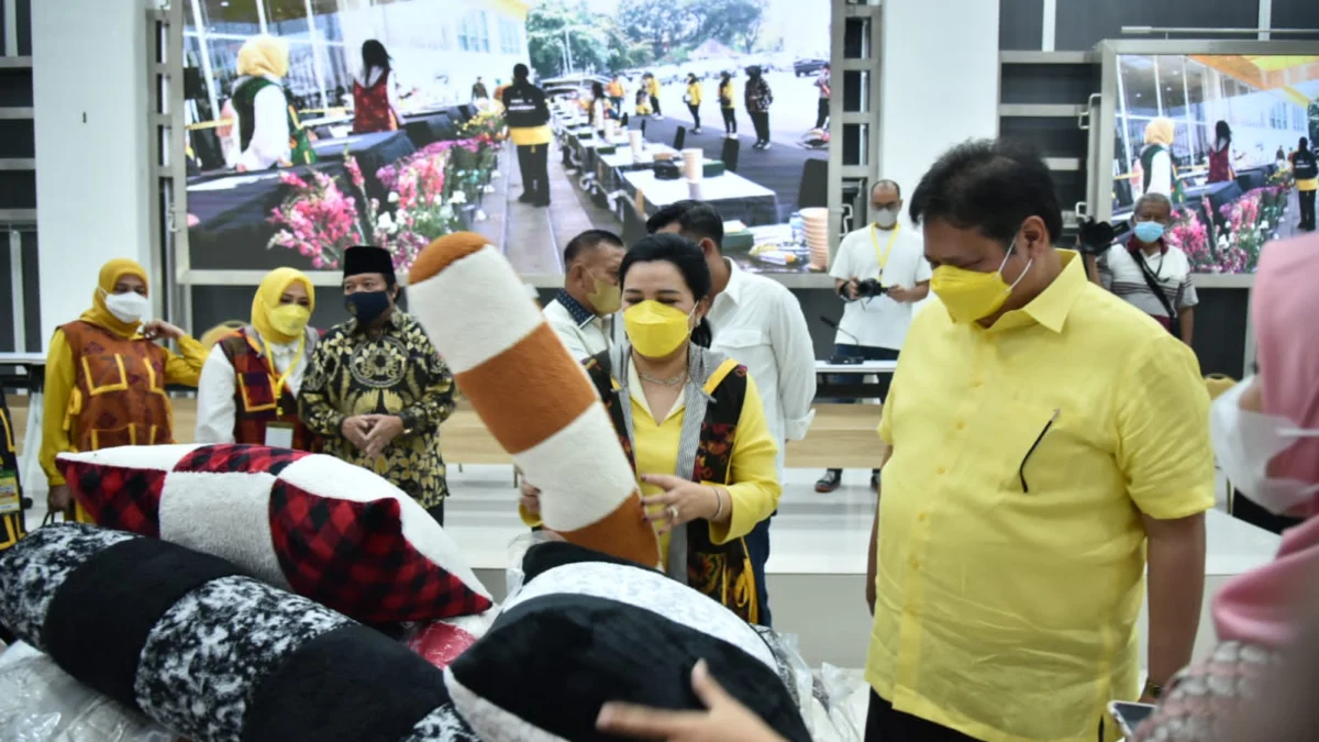 Airlangga Apresiasi Bazzar Perempuan Golkar Hidupkan UMKM Jelang Ramadhan