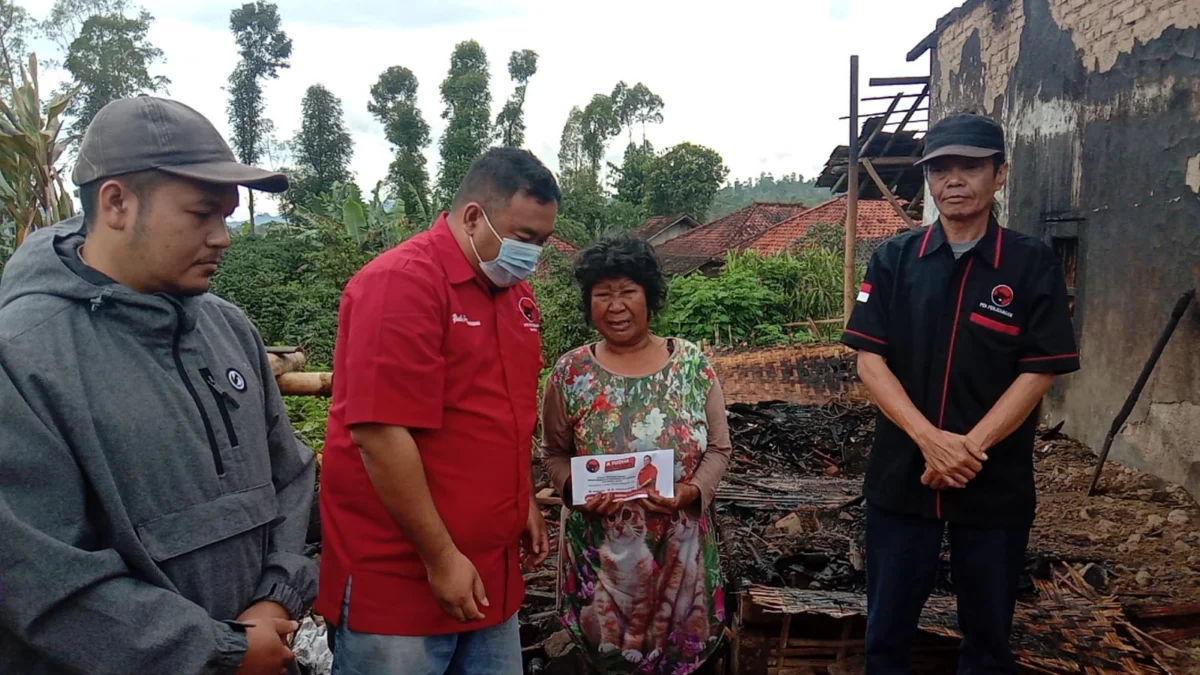 Anggota DPRD Garut Bantu Korban Kebakaran di Desa Pamulihan, Baru Ditinggal Suami Ditimpa Musibah