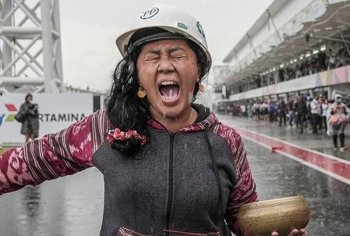 Rara Pawang Hujan Mengatakan Ada AC Besar di Langit: Remotnya Aku yang Pegang