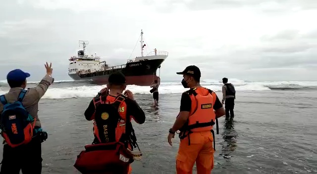 Kapal Tanker Terdampar di Laut Garut, Kru Kapal Menolak Dievakuasi