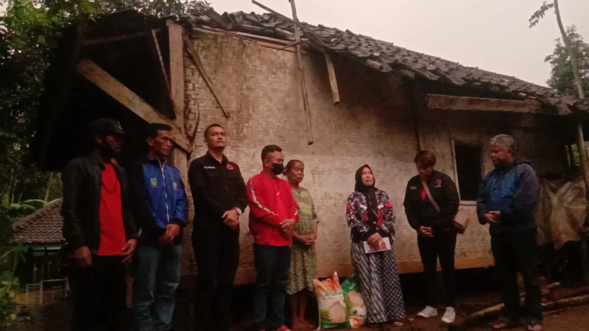 Rumah Lansia di Desa Cihurip Ambruk, DPC PDI Perjuangan Garut Sumbang Kayu