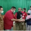 Anggota DPRD Garut Berikan Bantuan Telur dan Kacang Hijau Tangani Stunting di Desa Sukamurni