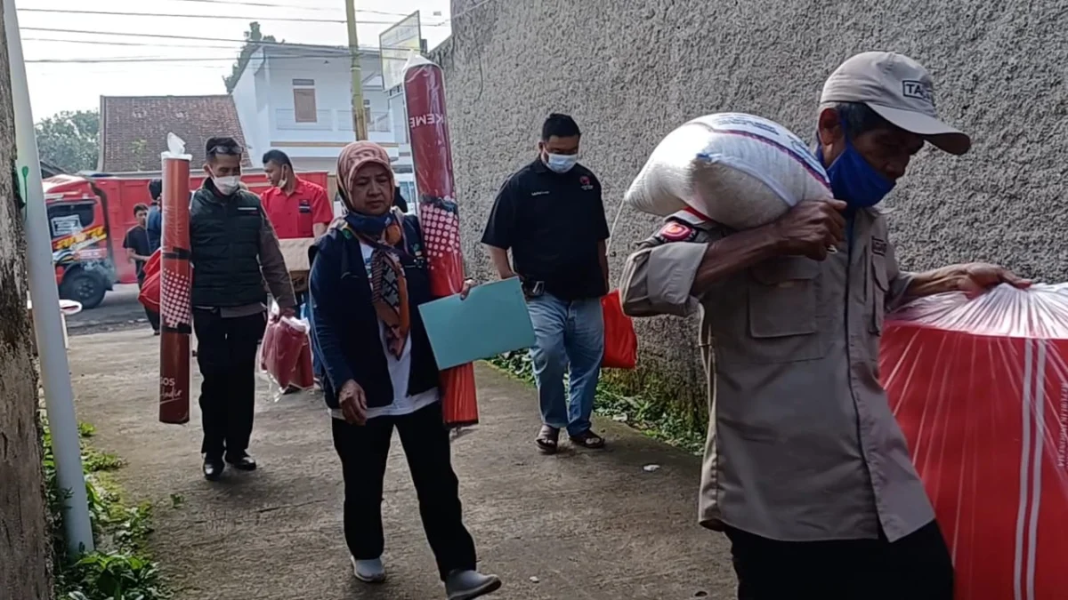 Anggota DPRD Garut Bersama Dinsos Kunjungi Korban Kebakaran di Desa Pasanggrahan