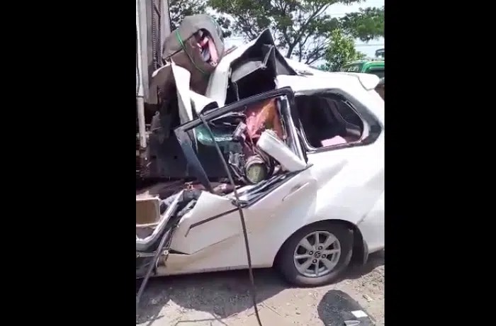 Tabrak Truk Tangki Minyak di Jalur Pantura, Minibus Ringsek Parah