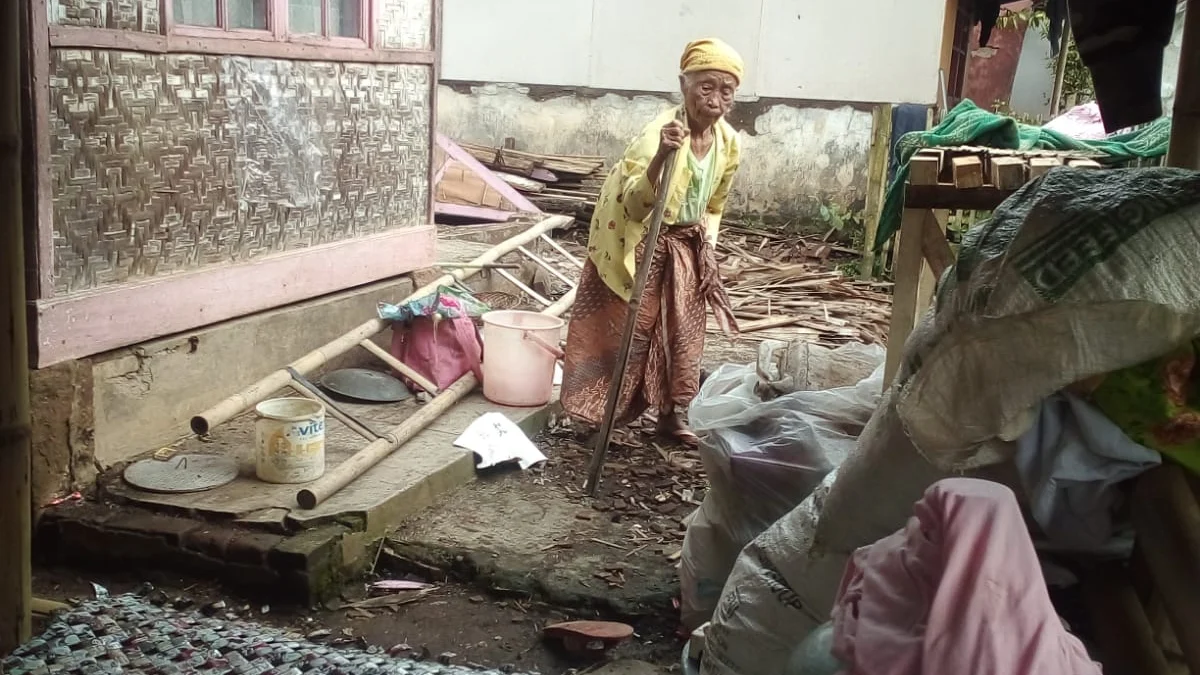 Rumah Jompo di Desa Sindangsari Garut Ambruk