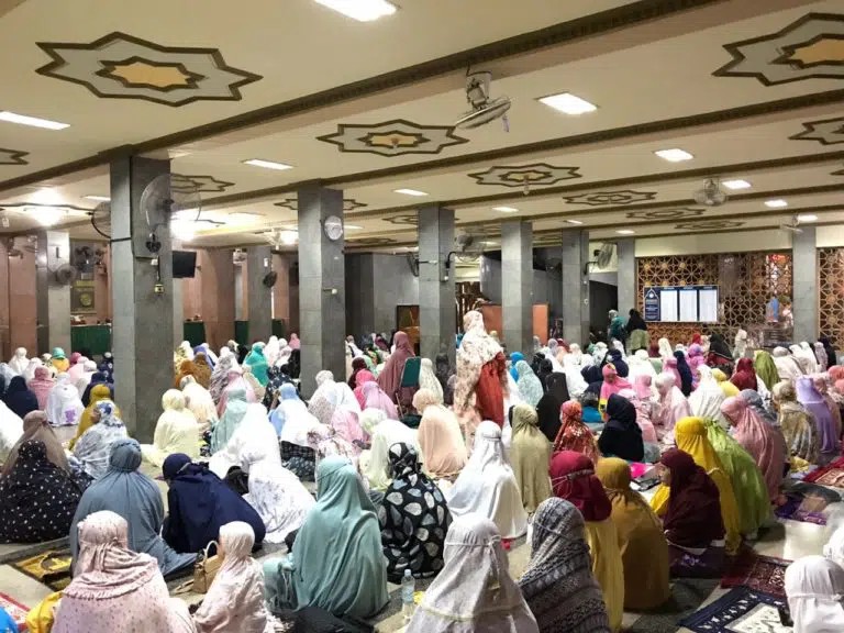 Salat Tarawih di Masjid At-Taqwa, Terapkan Satu Malam Satu Juz Al-Qur'an