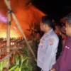 Api Tungku Menyambar Dinding, Satu Rumah Hangus Terbakar