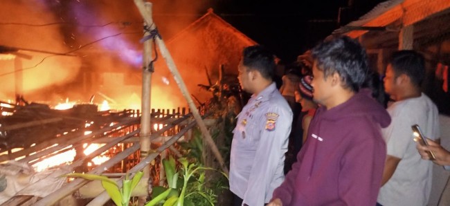 Api Tungku Menyambar Dinding, Satu Rumah Hangus Terbakar