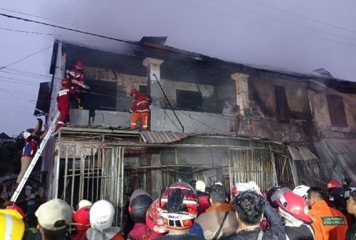 Mobil Tabrak Kios Bensin, Tujuh Orang dalam Satu Keluarga Tewas Terbakar