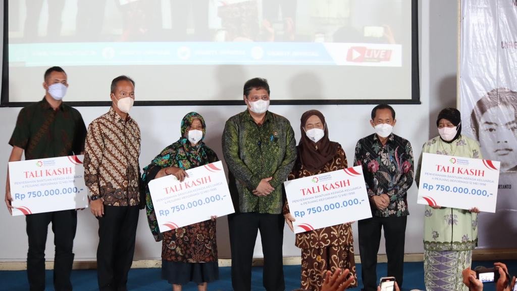 Temui Keluarga Tragedi ‘98, Airlangga Sebut Semangat Reformasi Mahasiswa Trisakti Beri Perubahan Lebih Baik