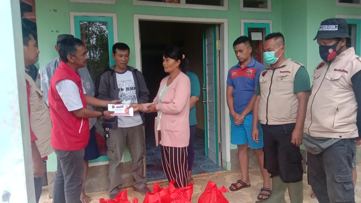 DPC PDI Perjuangan Garut Bantu Korban Longsor di Desa Girimukti