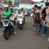 Sambut Keutamaan Lailatul Qadar, GMBI Distrik Garut Berbagi Takjil dan Masker di Simpang Lima