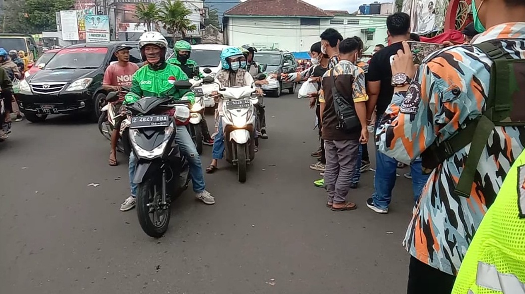 Sambut Keutamaan Lailatul Qadar, GMBI Distrik Garut Berbagi Takjil dan Masker di Simpang Lima