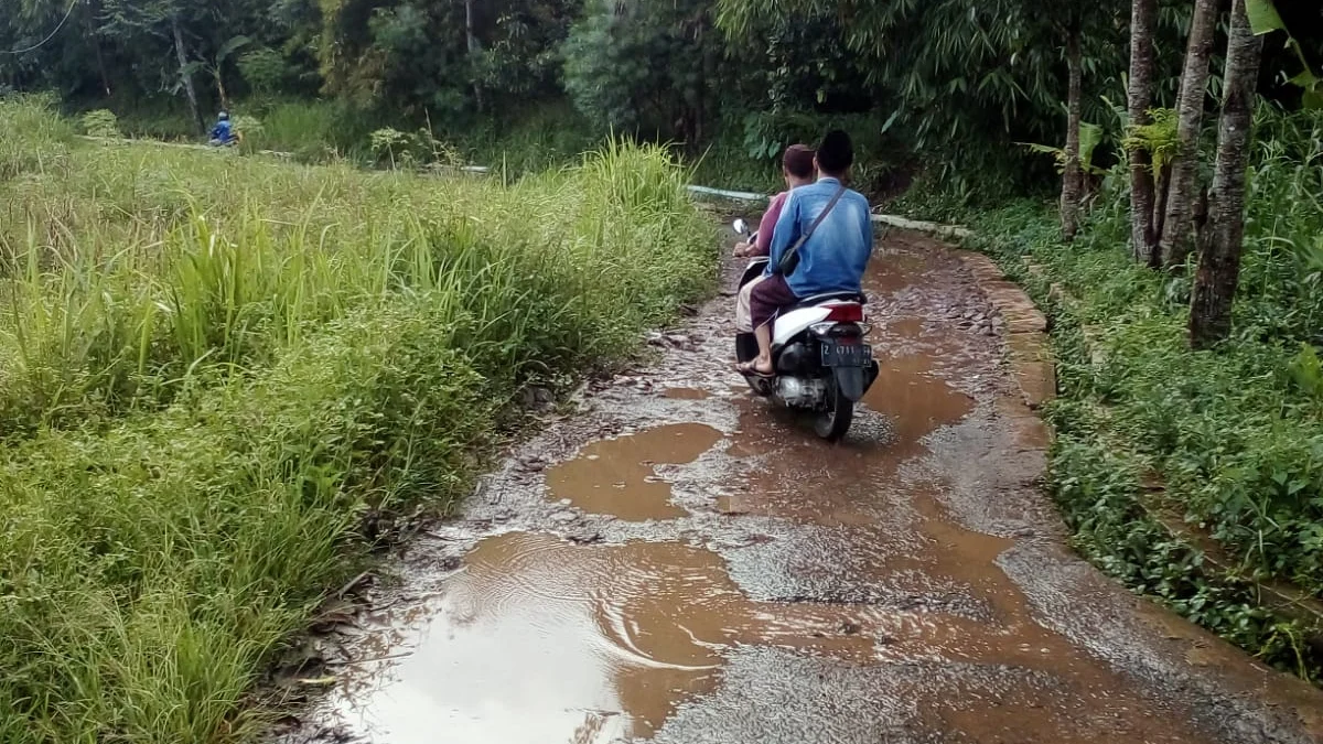 Jalan di Desa Kertajaya Seperti Kubangan Air dan Penuh Lumpur