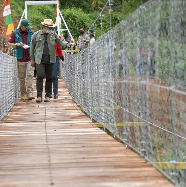 Ridwan Kamil Resmikan Jembatan Cinta Sepanjang 70 Meter, Hasil Swadaya Alumni SMAN 5 Bandung