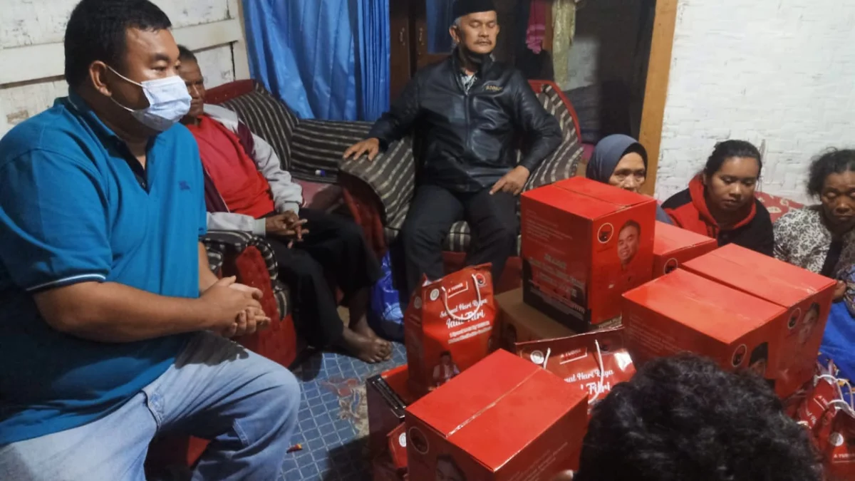 Yudha Puja Turnawan Bantu Korban Kebakaran di Kelurahan Margawati, Siap Gotong Royong Bangun Rumah Korban