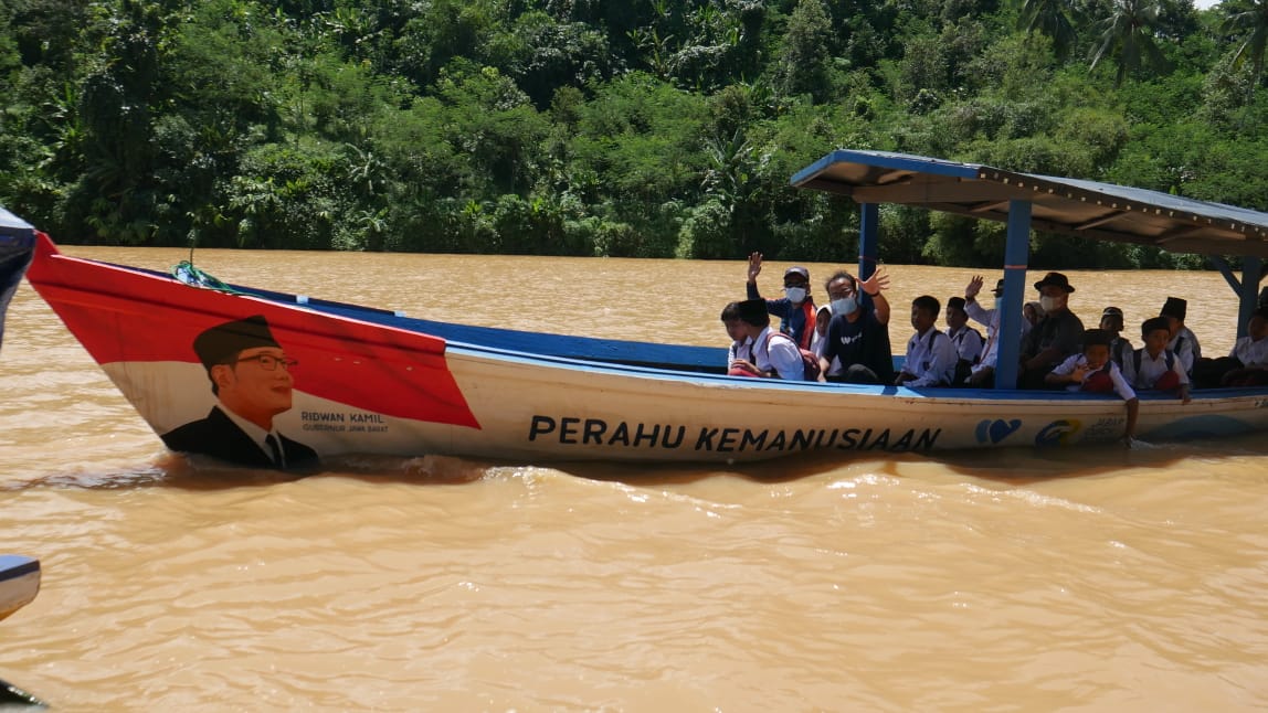 Ridwan Kamil Berikan Bantuan ‘Perahu Kemanusiaan’ untuk Antar Siswa Seberangi Sungai Berhabitat Buaya di Kabupaten Sukabumi