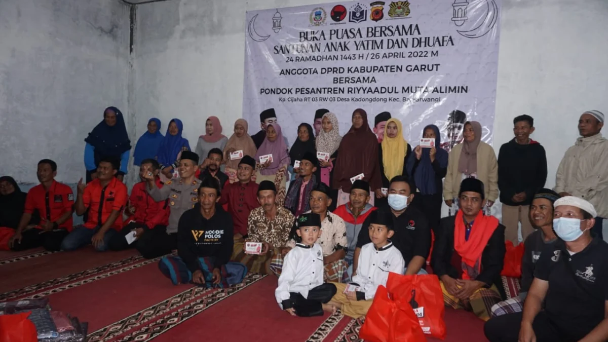 Di Penghujung Ramadhan DPC PDI Perjuangan Garut Berbagi Tali Asih dengan Dhuafa dan Anak Yatim di Banjarwangi