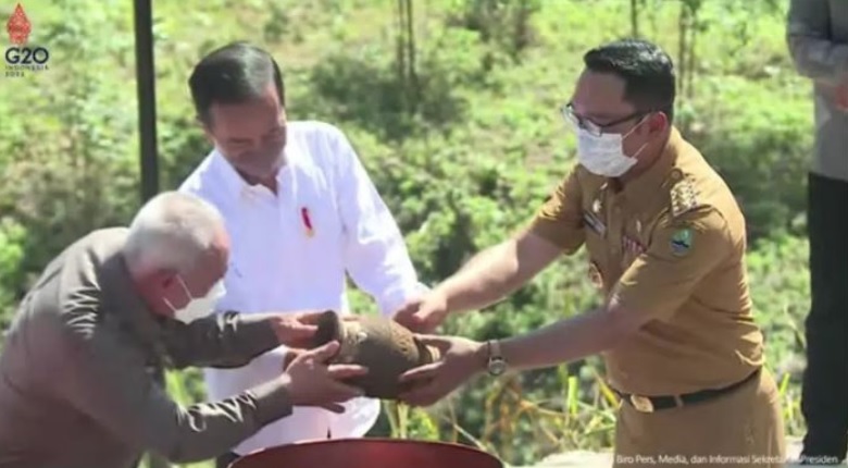 Tanah dan Air dari 27 Tempat Keramat di Jabar Diserahkan Gubernur Ridwan Kamil Ke Presiden Jokowi