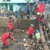 Ancaman Serius, Yudha Legislator Garut Bersama Baguna, Tagana dan BPBD Bersihkan Sampah di Irigasi Ciparay dan Sub DAS Cimaragas