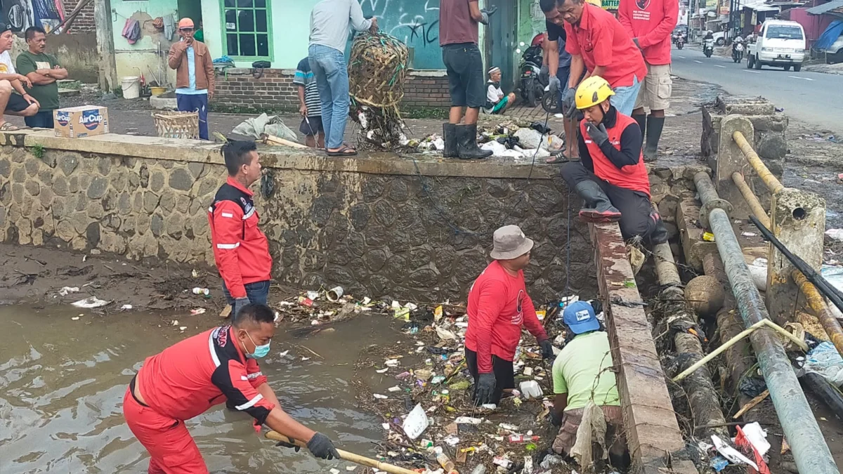 Ancaman Serius, Yudha Legislator Garut Bersama Baguna, Tagana dan BPBD Bersihkan Sampah di Irigasi Ciparay dan Sub DAS Cimaragas