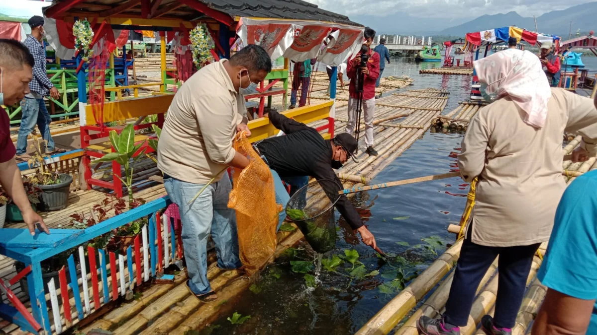 Kolaborasi DPRD Garut, Tagana, Baguna, dan BPBD Bersih-bersih Sampah di Situ Bagendit