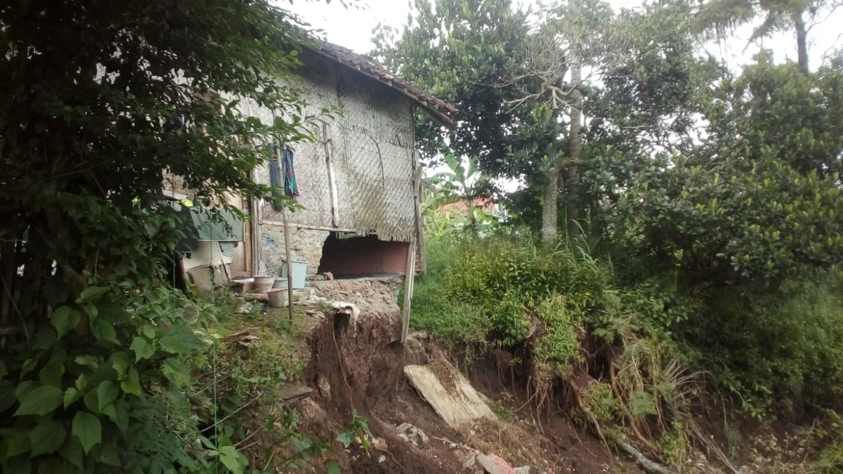 Akibat Tebing Sabodam Longsor, Eruk Warga Cibatu Terpaksa Harus Mengungsi