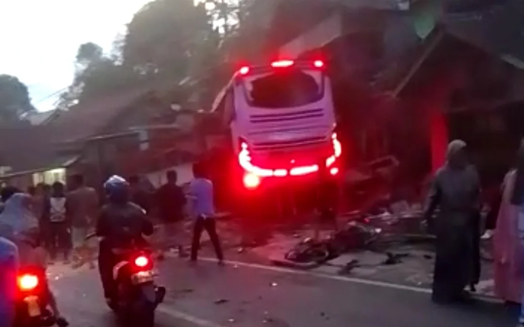 Kecelakaan Bus Pariwisata di Tanjakan Pari Ciamis 4 Orang Meninggal