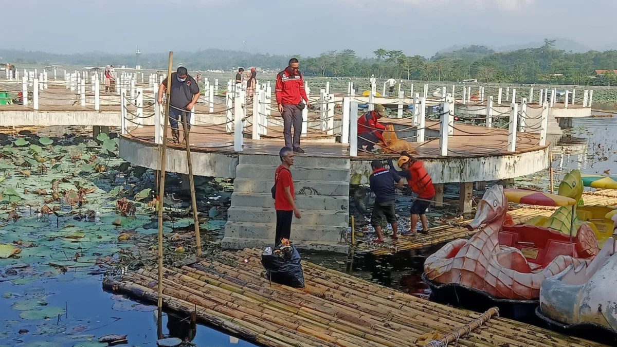 Bersihkan Sampah di Situ Bagendit, Yudha Puja Turnawan Minta Pemkab Garut Terapkan Sanksi Denda