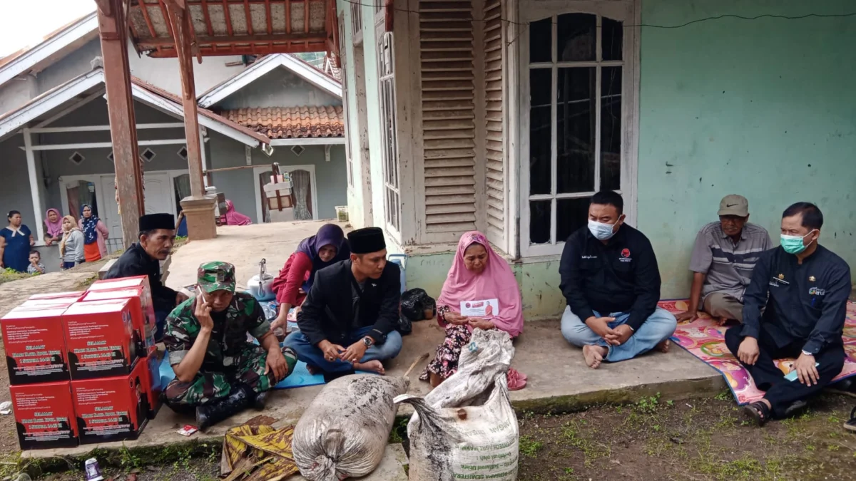 Yudha, Anggota DPRD Garut Kunjungi Mak Isah Korban Kebakaran di Desa Bunisari Malangbong