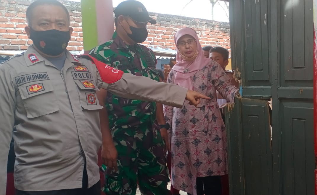 Polsek Bayongbong Datangi SDN Mekarsari 1 Bayongbong Pasca Insiden Penjebolan Sekolah