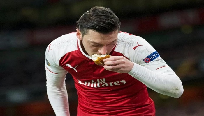 Mesut Ozil Makan Rendang dan Gado-gado di Jakarta