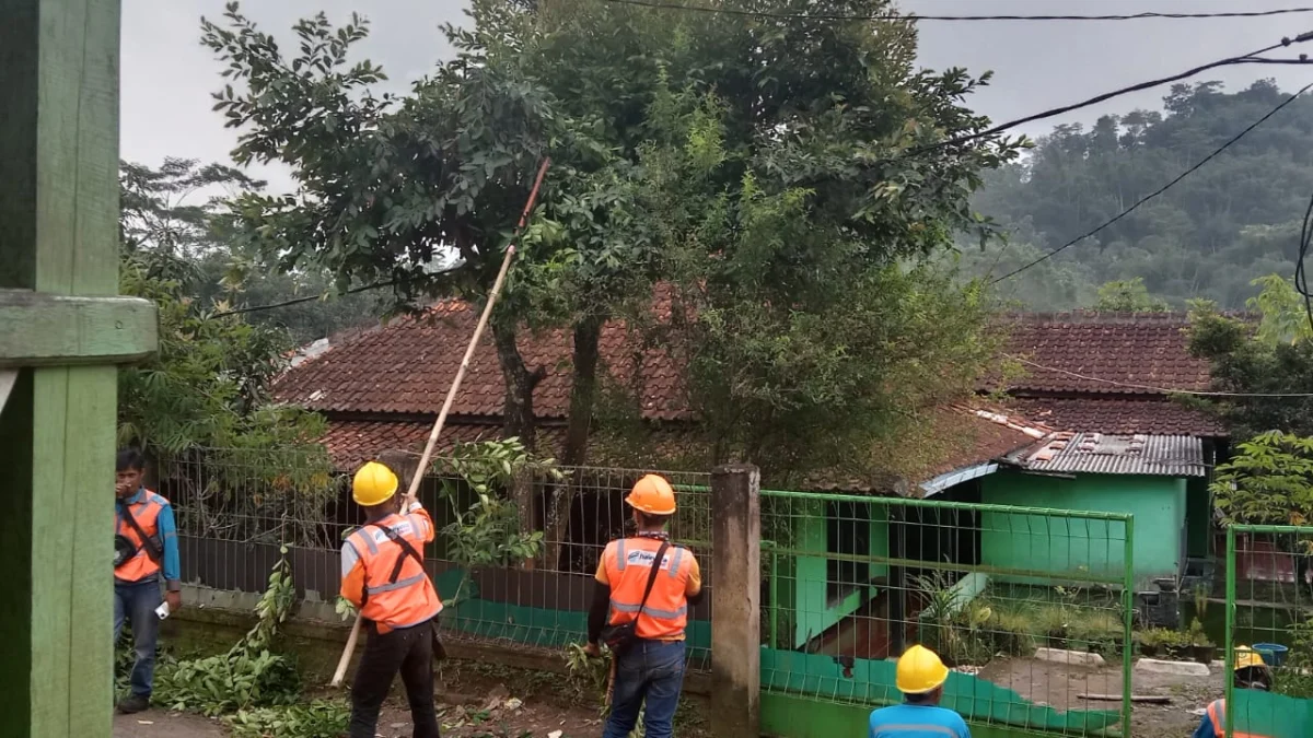 Tim ROW DMU Siap Menjaga Kehandalan Listrik di Garut