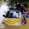 Mobil Patroli Polsek Sukaresik Terjebak Banjir di Kampung Bojongsoban