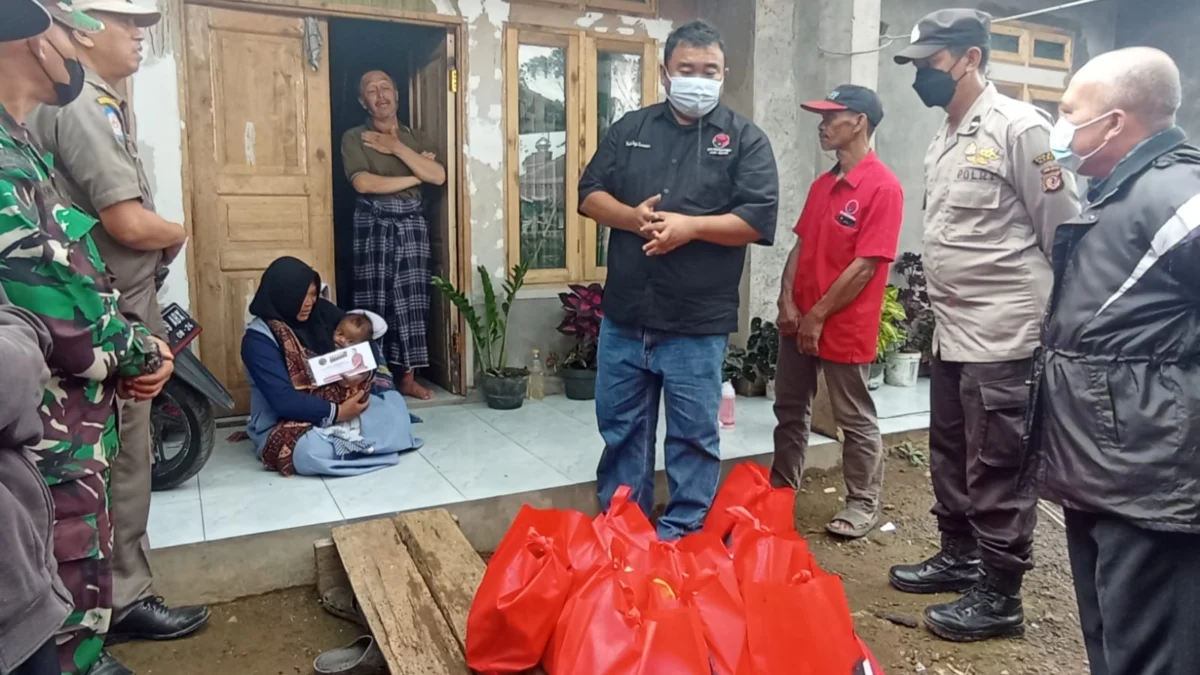 Yudha, Anggota DPRD Garut Bantu Korban Kebakaran di Desa Cigedug