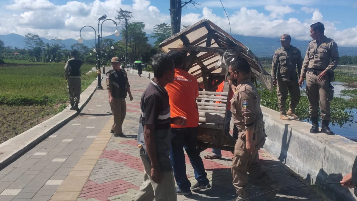 Saung-saung di Situ Bagendit Ditertibkan