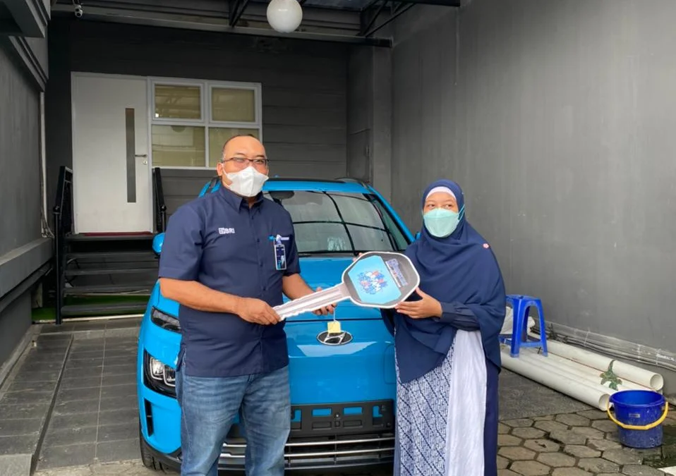 Rajin Pakai BRImo, Nasabah BRI Ini Dapat Hadiah Mobil Listrik Premium