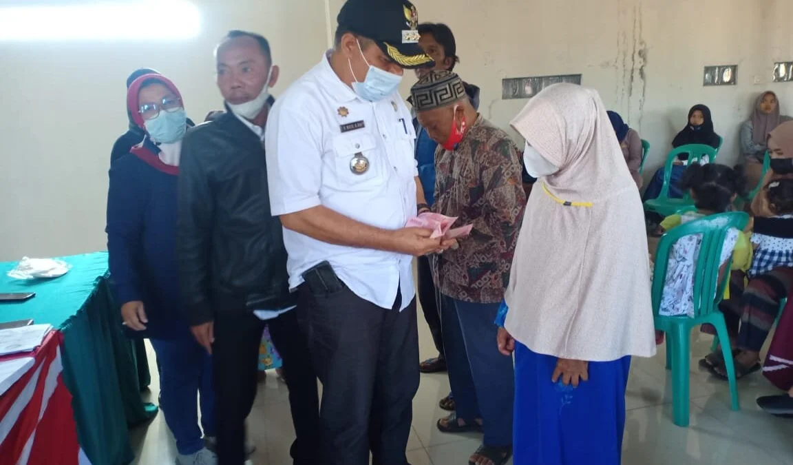 Camat Bayongbong: Pembagian BLT DD di Desa Cikedokan KPM Ambil Langsung Uang