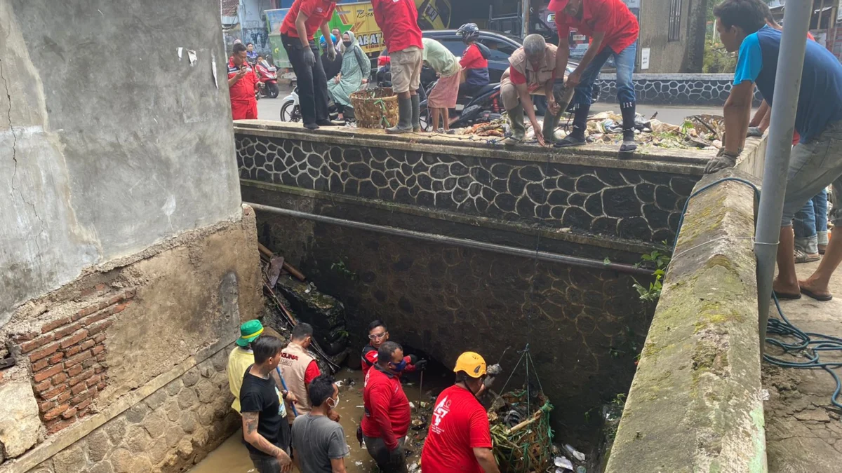 Timbulkan Masalah Serius, Yudha Puja Turnawan Terjun Langsung Bersihkan Sampah di DAS Cimaragas Bersama Baguna