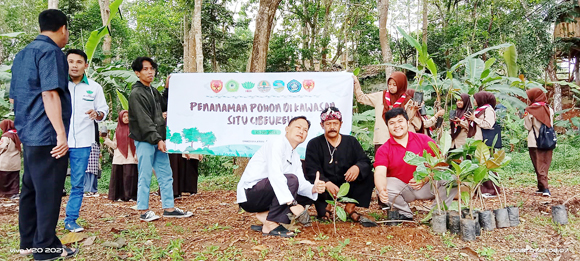 Siswa Madrasah Aliyah As-Sa’adah Tanam 200 Pohon