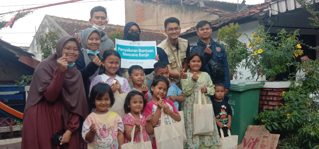 Korban Banjir Bandang Dapat Bantuan Alat Sekolah dari Alumni ITB Garut dan Rumah Amal Salman