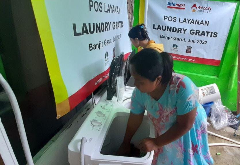 Alfamart Serahkan Bantuan Sembako dan Buka Pos Laundry untuk Korban Banjir