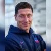 Resmi! Robert Lewandowski Pamer Pakai Jaket Barcelona