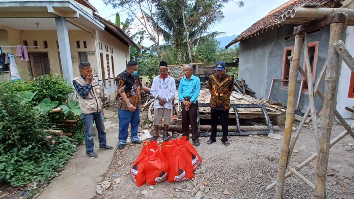 Yudha, Anggota DPRD Garut Kunjungi Sahrudin Korban Kebakaran di Desa Cibunar