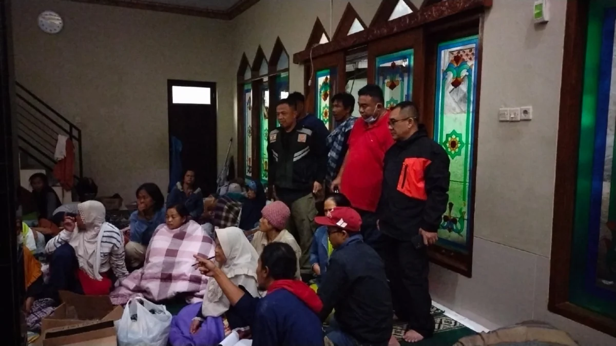 Tinjau Pengungsi Banjir, Yudha Anggota DPRD Garut Minta Pemkab Serius Tangani Penyebab Banjir